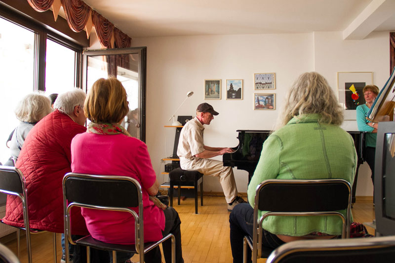 Der Hausherr spielt Klavier. Foto: Jullian Has