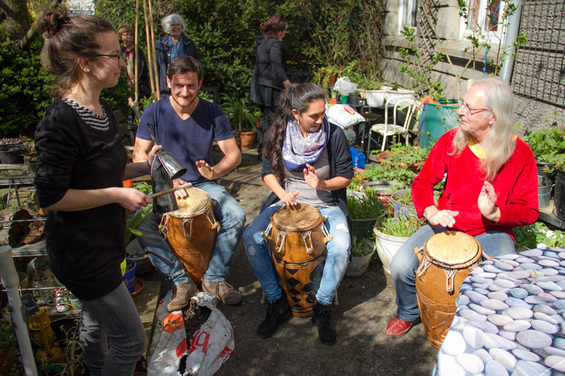 Spontane Percussion im Bunten Haus. Foto: Jullian Has